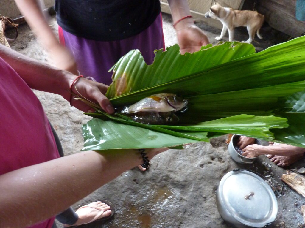 banánlevélbe csomagolt hal, Ecuador