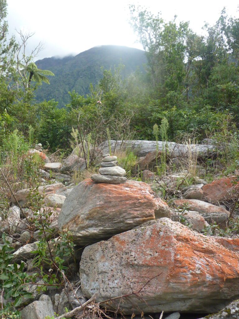 Kőrakások mutatják az utat