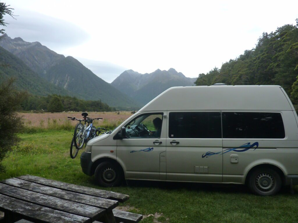 kempingezés a Milford Sound Nemzeti Parkban